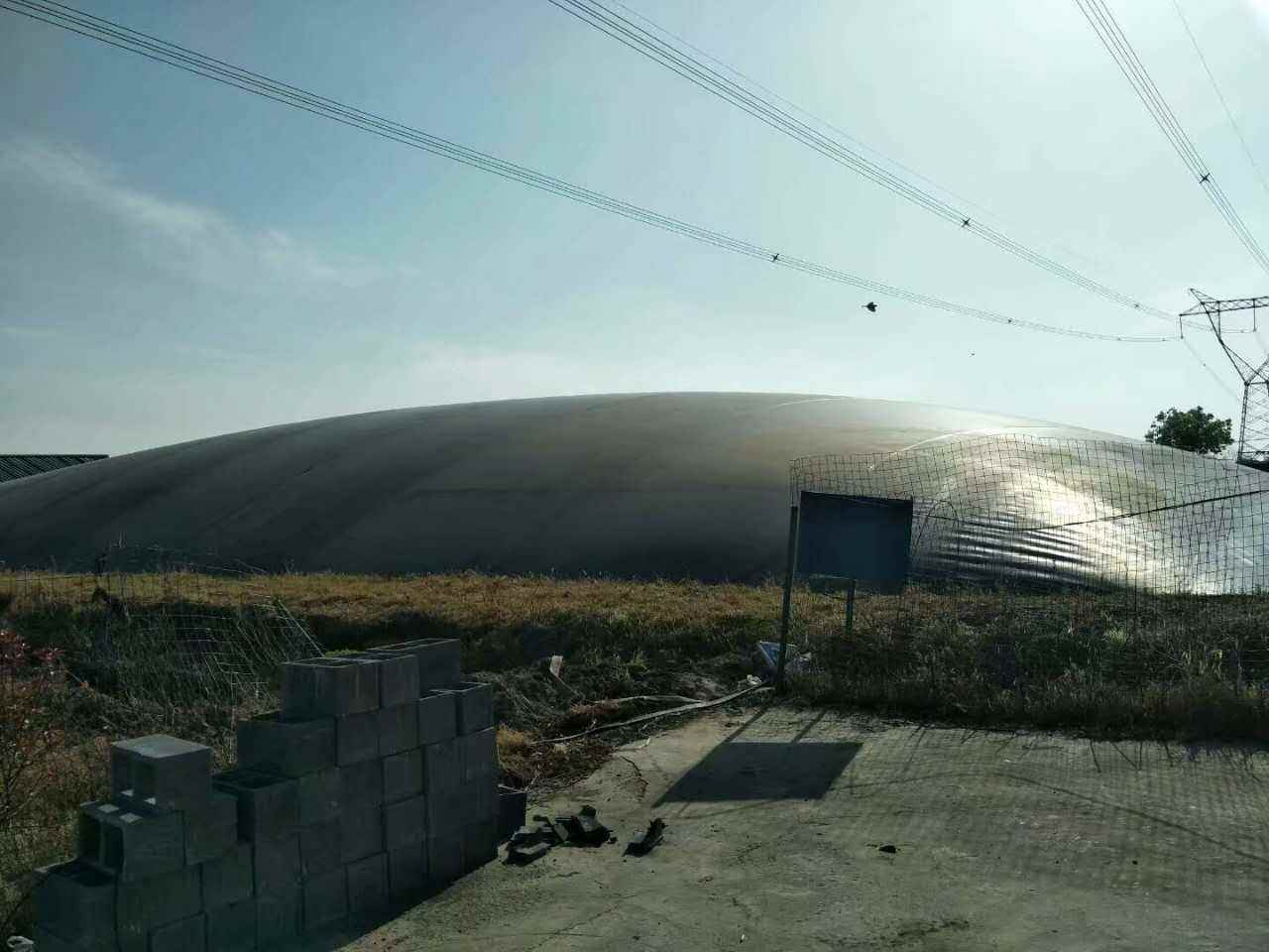 修筑完工的外圍堰鋪設(shè)土工膜表面一定要加寬嗎？
